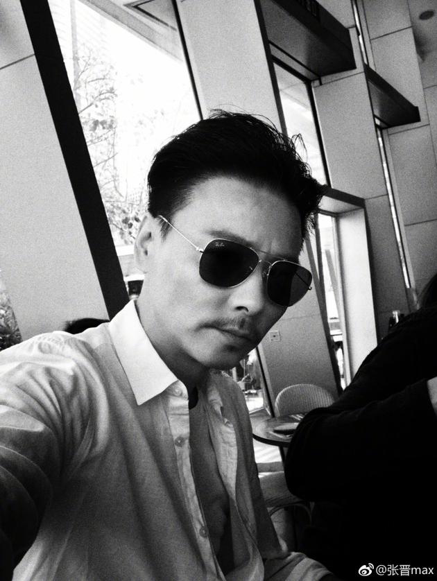 蔡少芬张晋一同进餐恩爱自拍 狂撒狗粮