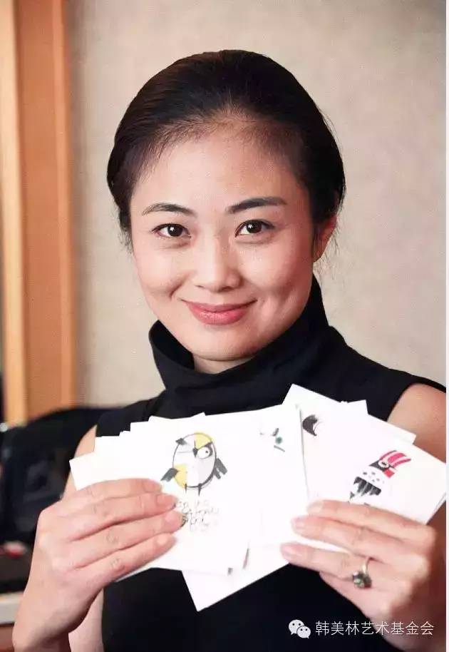 周建萍与"爱的小画"2001年6月27日,韩美林在河南禹州烧制钧瓷,当时