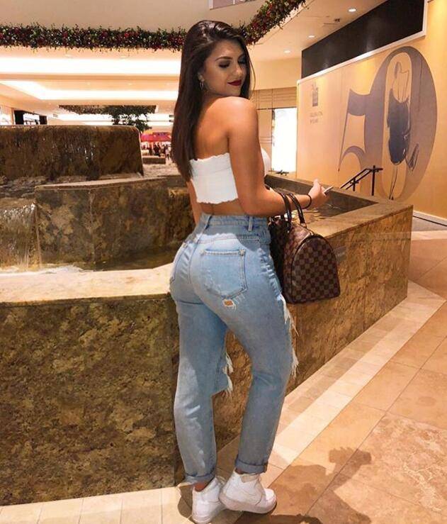 球哥女友晒与闺蜜卖萌合影 童颜巨乳火辣身材