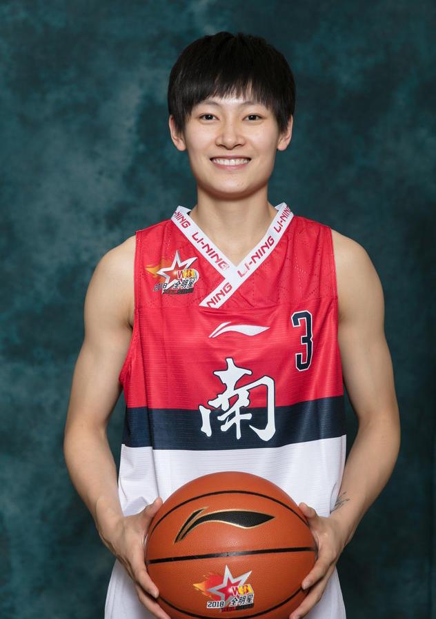 杨力维身高1米76,5岁的时候第一次碰篮球,从小时候开始打球,成为广东