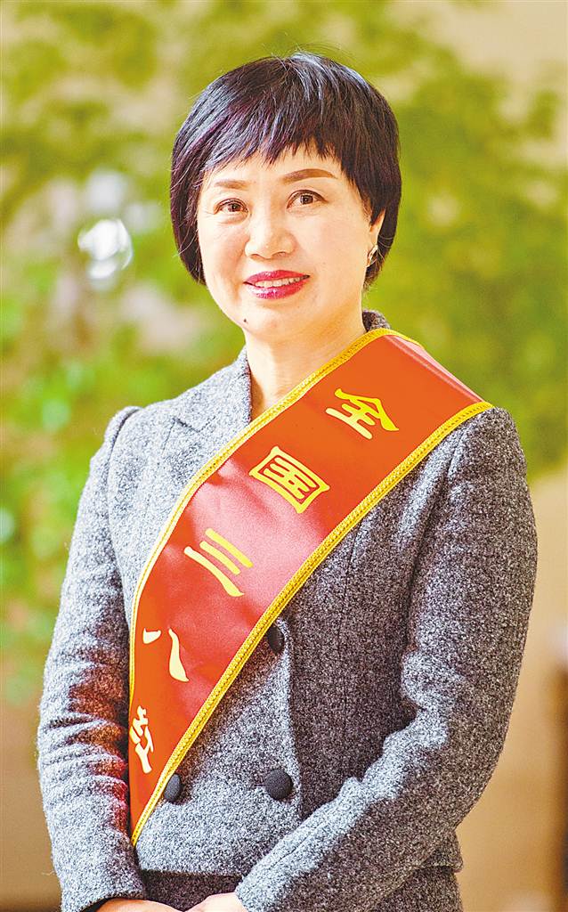 看新时代女性尽展巾帼风采