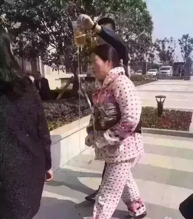打吊瓶还有这种操作？天津公交车上现“吊瓶姐”，网友：看谁还不给认座？|打吊瓶|吊瓶|天津_新浪新闻