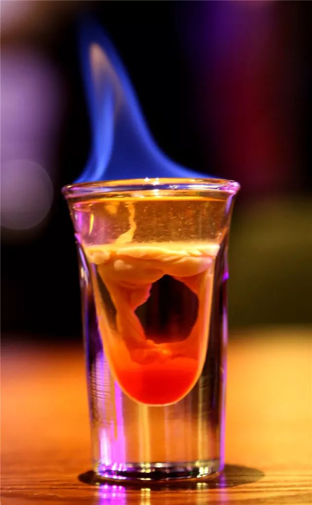 这两种鸡尾酒看起来有点惊悚,像是脑浆混杂了血液一般,但千万别被它