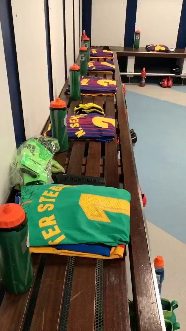 巴萨赛前更衣室这队服也太整齐了