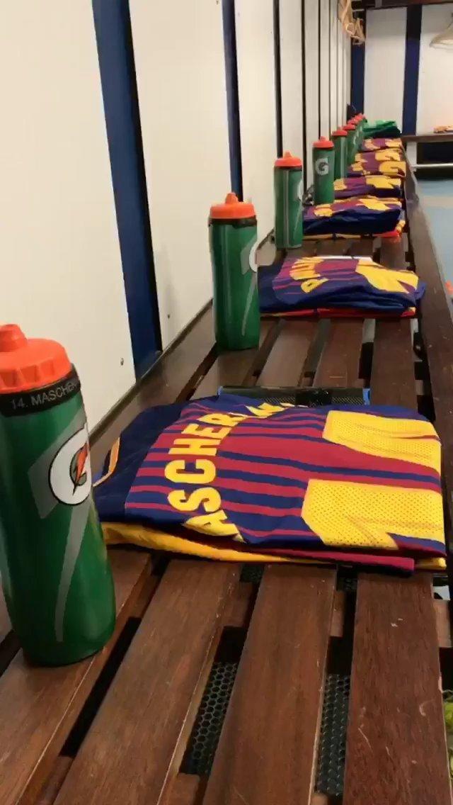 巴萨赛前更衣室这队服也太整齐了