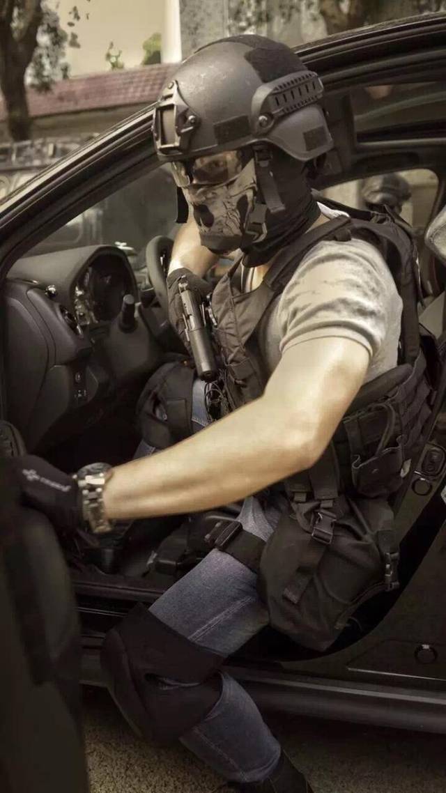 穿牛仔裤反恐绝非德国独有广州特警一样能玩的溜