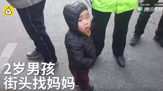 甘肃兰州,一名2岁幼童独自出门玩耍迷了路,有人便将小孩送到交警那里