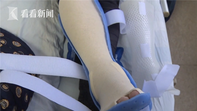 视频轻生女孩砸伤民警致骨折被救后怒斥民警