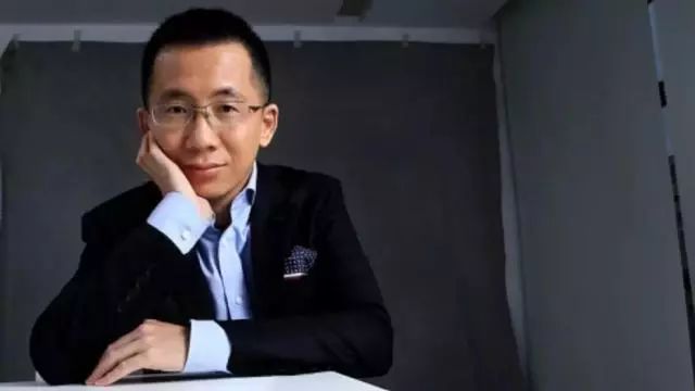 那个女孩是张一鸣的初恋,后来成了他的太太.