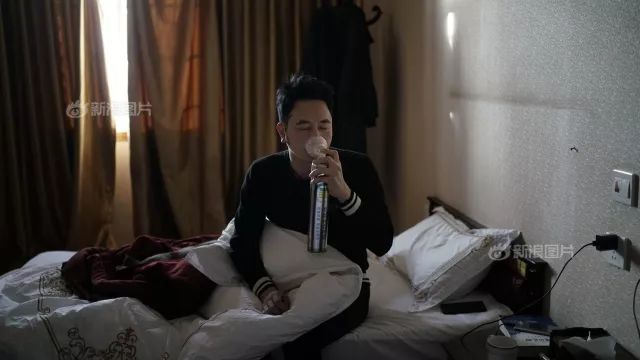 丨在去往色达的路上,林生斌见到一只牧民家的猫,"太像了,太像了.