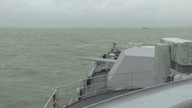 干扰弹,实射舰艏火箭深弹,舰炮对岸火力支援等数十个实战科目轮番上阵