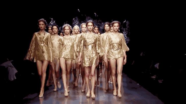 女老师在学校穿高跟鞋被要求别出大声响 你怎