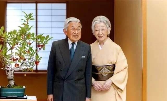 日本“平成”年代将落幕 安倍表情僵硬沉默无言|安倍|明仁天皇|安倍晋三_新浪新闻