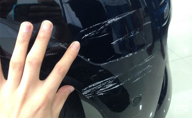 磕碰刮蹭,树枝刮伤,泥沙飞溅等等 光洁的车漆表面一条条痕迹 有时候更