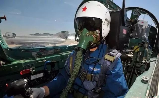 共享荣光!中国空军首次颁发"空军飞行员光荣家庭"荣誉匾