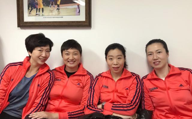 出生于1963年的姜英,1982年从辽宁女排入选国家排球集训队.