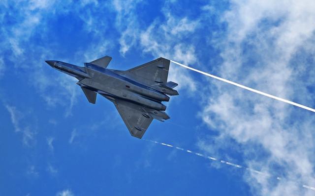 歼20造价有多高?一个头盔就值上千万?有些技术赶超美国