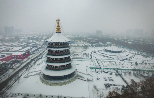 李卫超,张怡熙,林治坤 摄唯有银霜真国色,初雪时节动京城.
