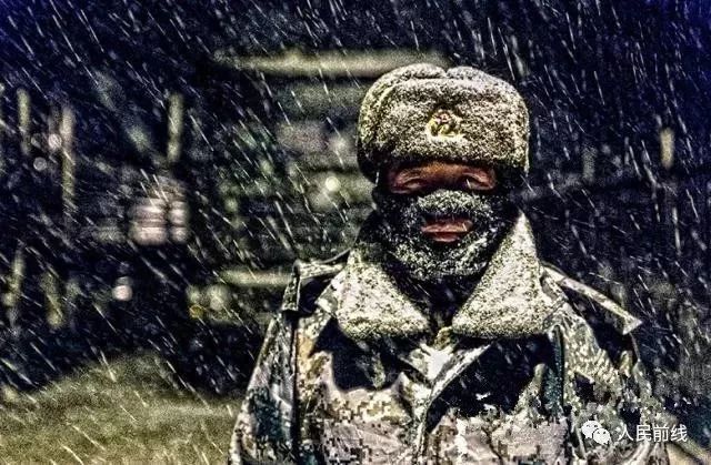风雪边关人民子弟兵冰花出镜照亮万家灯火