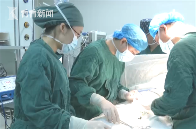 南京儿童医院儿外科专家陆如纲介绍,患儿左侧的睾丸之所