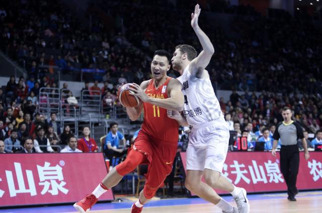 37分!一哥之争阿联微微一笑,国家男篮他仍是最