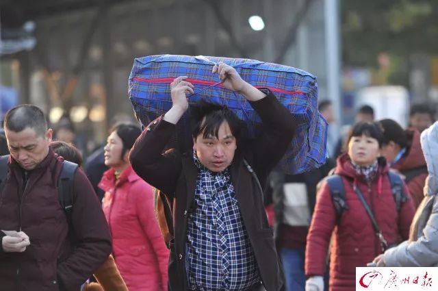 大包小包全部扛在身上油漆桶,大麻袋,行李箱免不了拖家带口,带上行李