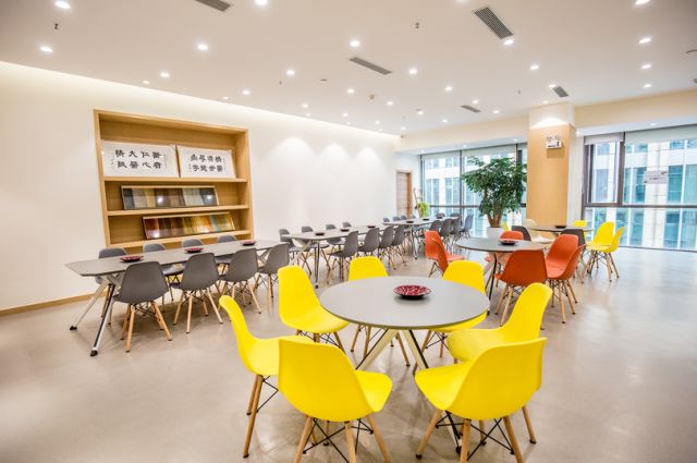 《恋爱先生》中靳东饰演的程皓是高端牙医诊所的创办人之一长得帅