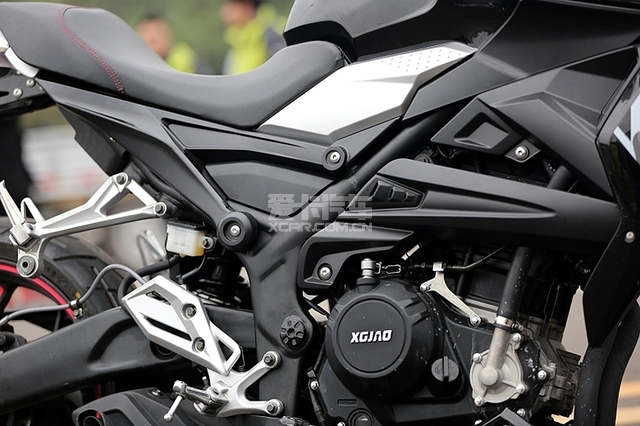 正文 新感觉街车所搭载的这台双缸250cc电喷水冷发动机由新感觉集团