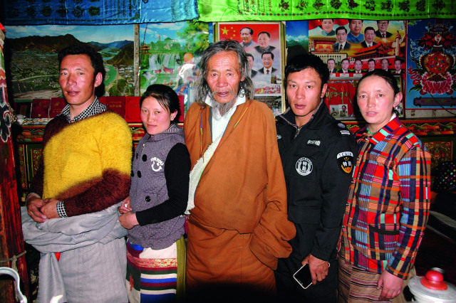 次仁旺青带上儿子次仁拖达,两个孙子16岁的格桑多杰和9岁的嘎觉扎西