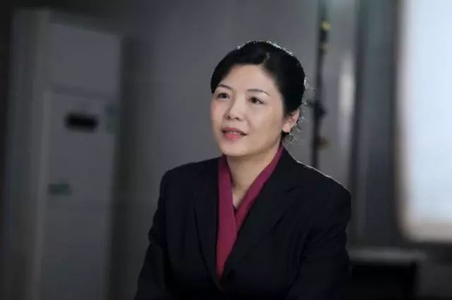 今天,西安市铁一中学校长,书记庆群为大家诵读党的十九大报告和党章