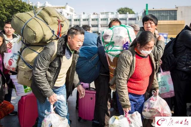 大包小包全部扛在身上油漆桶,大麻袋,行李箱免不了拖家带口,带上行李