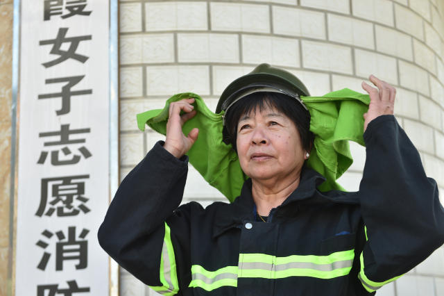 2月28日,海霞女子志愿消防队队长,70岁的邱丽华在整理着装.