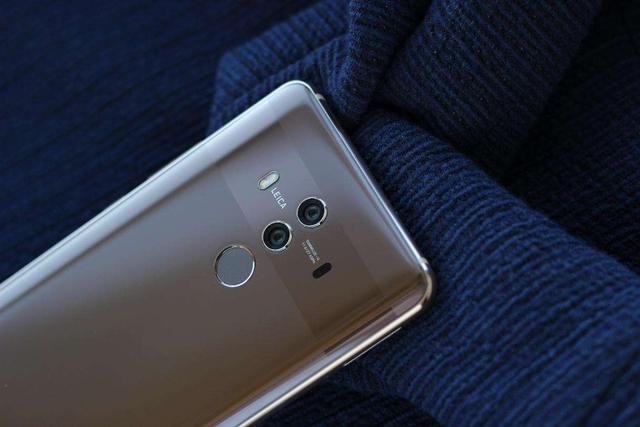 不过三星产品需要专用的拓展坞,而华为的mate 10 pro只需要一根转接线