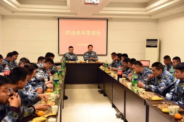 相处的战友们退伍茶话会上老兵们情难自禁当沉甸甸的军衔卸下面向军旗