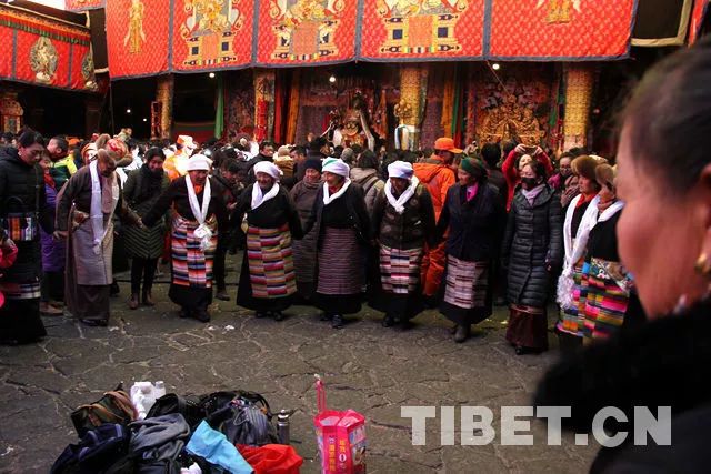 大昭寺内,许多信教群众面对白拉姆像,双手合十,投献哈达,朝圣的百姓