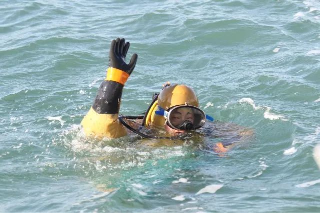 这辈子没看过这么多潜水员冬天下潜照片,来自今天的獐子岛野生海参