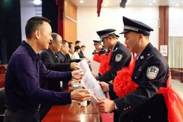 广东逃犯持枪朝警察射击被开枪制伏 民警获奖10万-新浪汽车