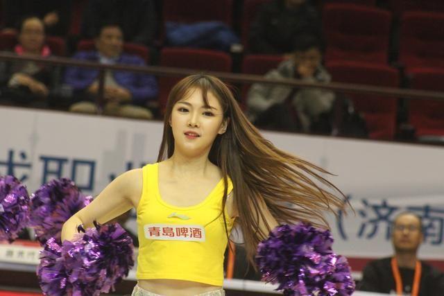 山东高速最清纯篮球宝贝就是她 已成cba赛场一道靓丽的风景线
