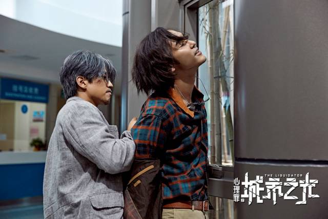 电影无一交代,只是让廖亚凡的死,直接作为编剧反转中的一环,成为导致