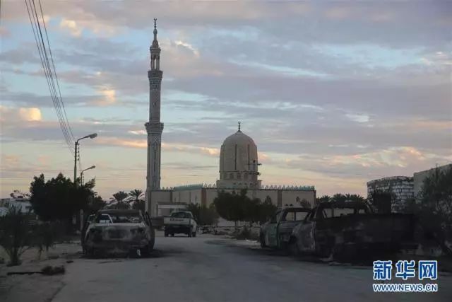 11月25日在埃及北西奈省比尔阿比德拍摄的遭恐怖袭击的清真寺 (图