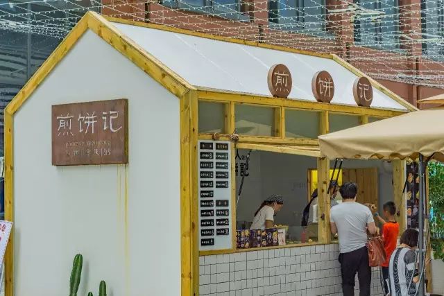 他家的特色就是堆成山的签签 小山一样的签子在街上很受注目 也是吸粉