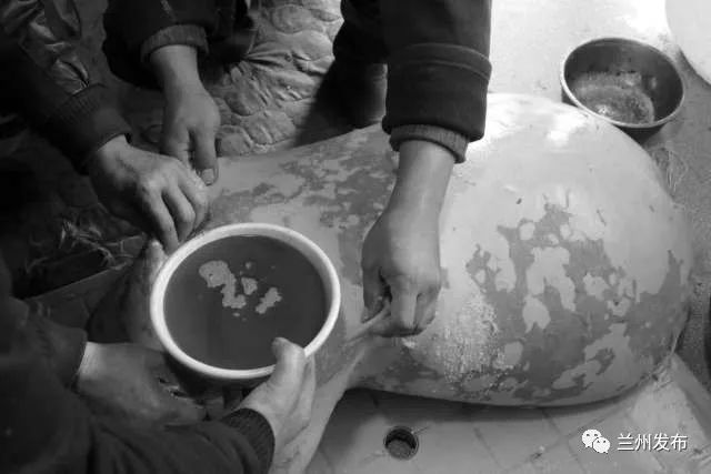 必看 | 组图揭秘兰州羊皮筏子的制作过程_新浪新闻