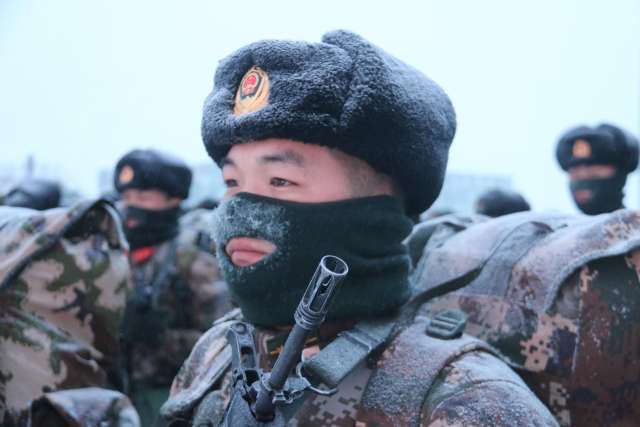 直击武警新疆总队冬季野营大拉练