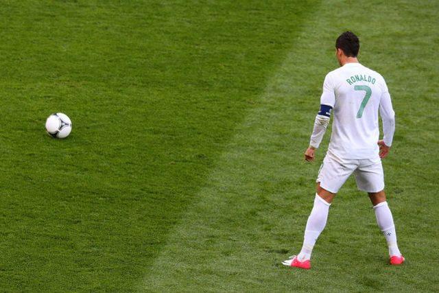 梅西一绝技超越c罗,21球成任意球之王,柳叶弯刀绝杀黑马