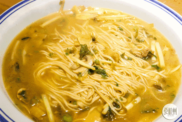 当然浇头也能下面,片儿川面一上桌,刚吃了一大桌菜的小杭和同事,又忍