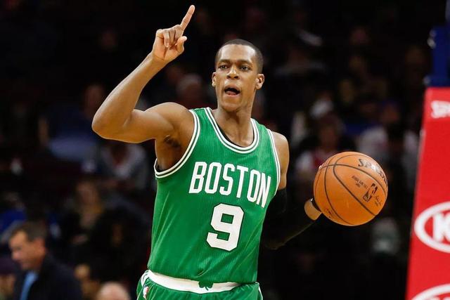 他们的控卫隆多在家中洗澡时不小心摔倒,导致左手手掌骨折,然后不得不