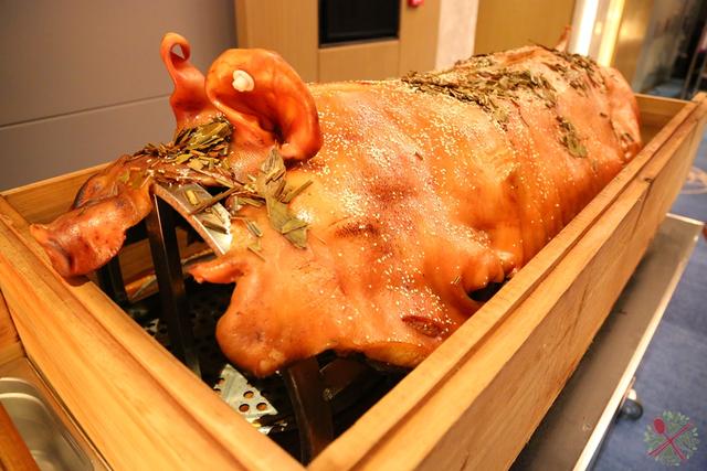 除此之外,竟然有顺德均安蒸猪和均安烧猪,整只猪在大蒸笼里,刚出炉