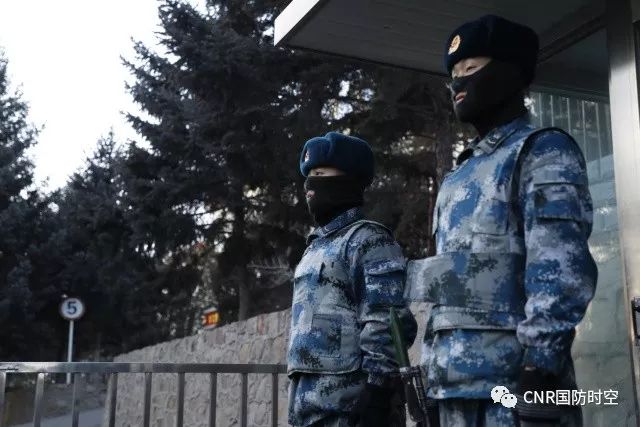 警卫员站岗执勤既神圣又光荣,守卫的不只是这片土地,更是代表着部队的