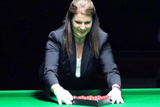 首日9局,次日8局,全部由已退役的著名斯诺克裁判塔布执裁