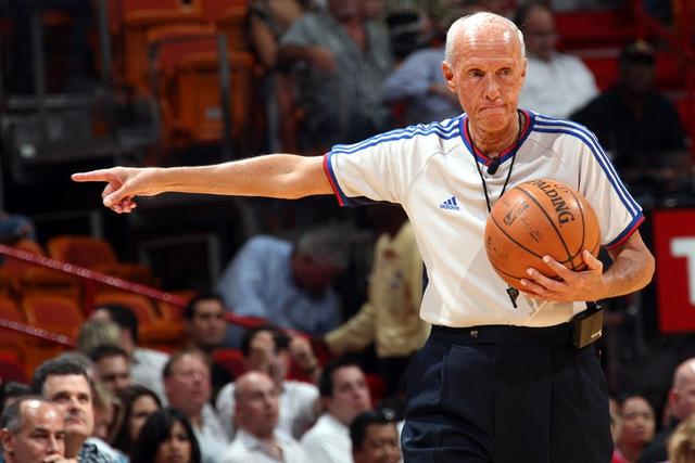 nba这个裁判是想上场打球吗?像球员发起防守,要抢断暴扣吗?